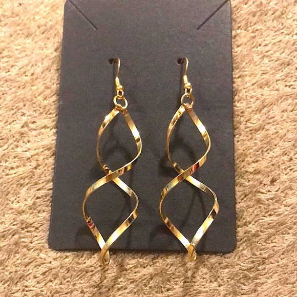 Gold plated twist designed earrings. - Picture 2 of 3